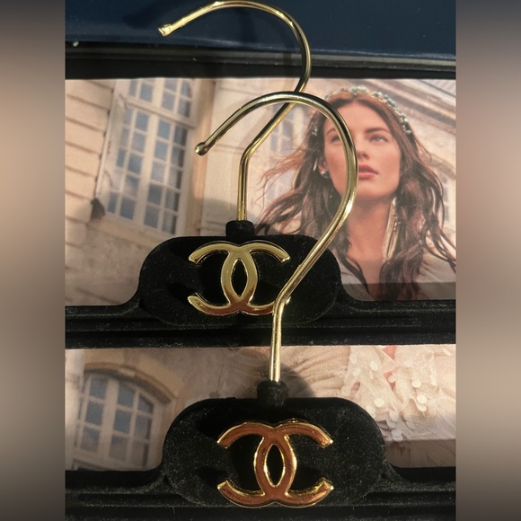CHANEL black Velvet Hangers with Gold Chanel Logo Hangers set of 6 🎩🎩🎩🎩🎩🎩🎩🎩🎩🎩🎩 - Picture 7 of 7